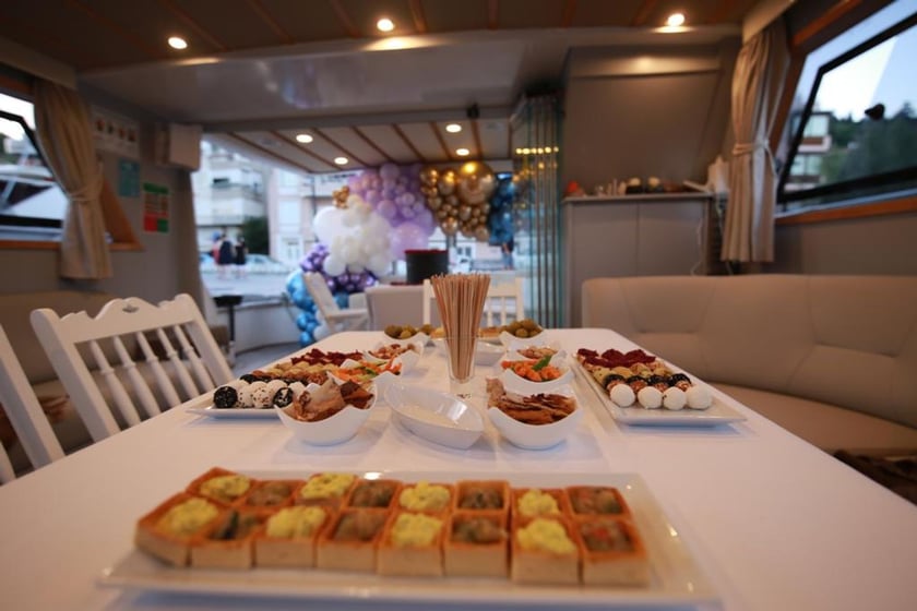 Bebek Motorjacht Cabine 2  4  slaapplaatsen 12  gasten 18 m Lijstnummer: #12198 3