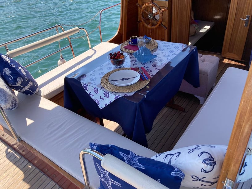 Izmir Motor Yacht 1 cabin 3 berths 8 guests 10 m Listing Number: #12926 5