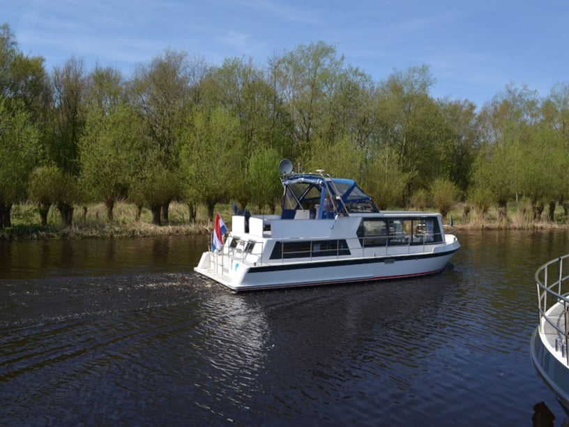 Brandebourg-sur-Havel Bateau à moteur Cabine 2  Couchettes 4  Invités 4  10.5 m Numéro de l'annonce: #6172