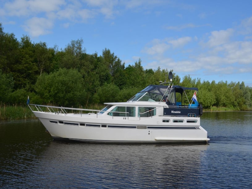 Drachten Motorboot Cabine 4  8  slaapplaatsen 8  gasten 13.2 m Lijstnummer: #6175