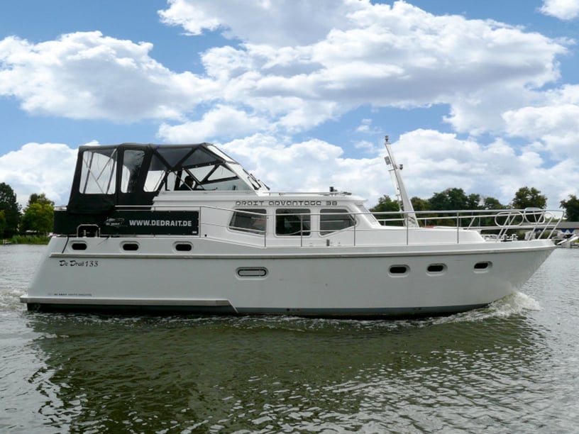 Brandebourg-sur-Havel Bateau à moteur Cabine 2  Couchettes 4  Invités 4  11.5 m Numéro de l'annonce: #6184