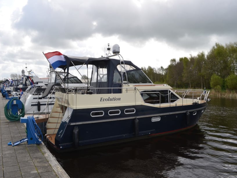 Drachten Motorboot 2 Kabine 4 Liegeplätze 4 Gäste 12.6 m Nummer des Inserats: #6212