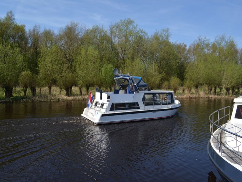 Brandebourg-sur-Havel Bateau à moteur Cabine 2  Couchettes 4  Invités 4  10.5 m Numéro de l'annonce: #6217 2