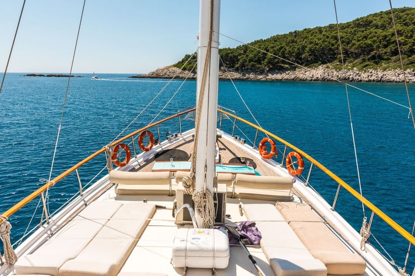 Dubrovnik Gulet 6 cabin 12 berths 12 guests 28 m Listing Number: #9709 4