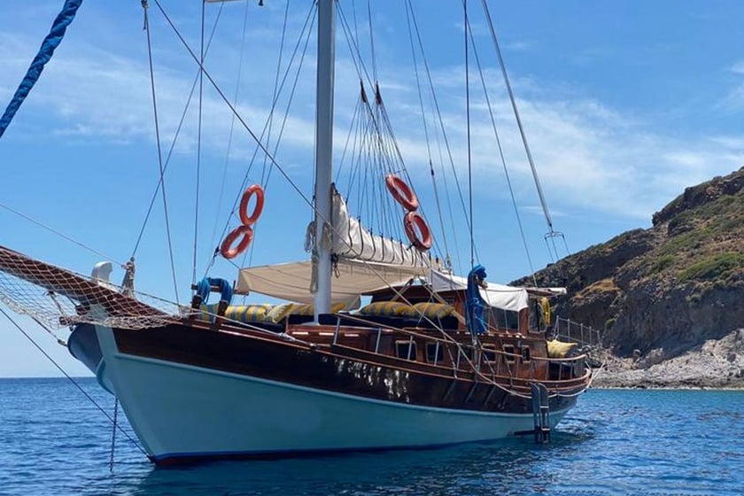 Bodrum Gulet 3 kabin Konaklama 6 kişi Seyir 6 kişi 15 m İlan No: #10146