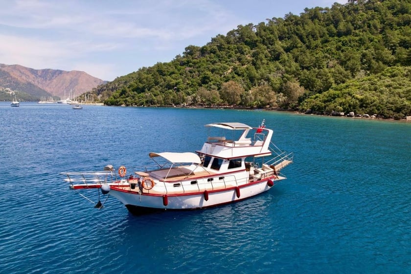 Marmaris Motoryat 2 kabin Konaklama 4 kişi Seyir 6 kişi 12 m İlan No: #10356