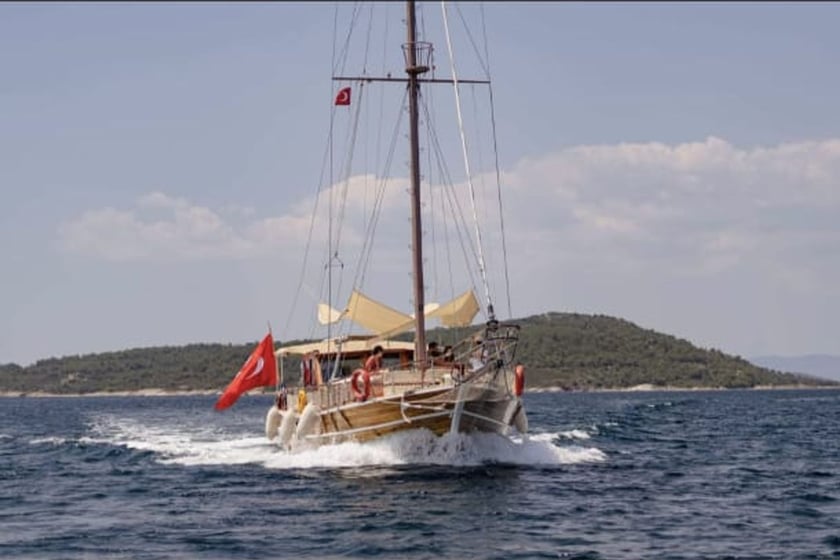 Ayvalık Gulet 2 kabin Konaklama 4 kişi Seyir 6 kişi 14 m İlan No: #10735 2
