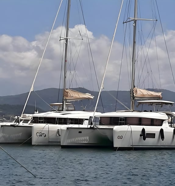 La Spezia Catamarán Cabina 4  10  literas 10  invitados 11.73 m Número de anuncio: #11066