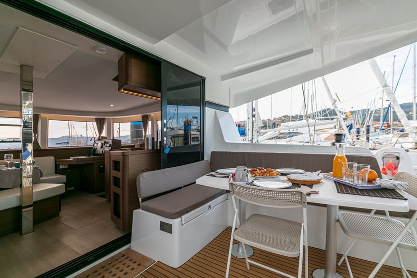 Baiona Catamaran Cabine 4  Couchettes 8  Invités 12  12.8 m Numéro de l'annonce: #11137 5