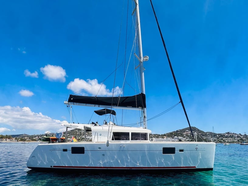 Ibiza Catamarán Cabina 4  10  literas 12  invitados 13.97 m Número de anuncio: #11156