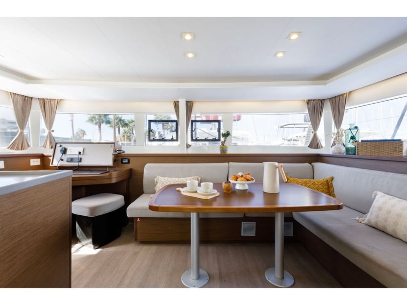 Rhodes Catamaran Cabine 6  Couchettes 12  Invités 12  13.96 m Numéro de l'annonce: #11264 2