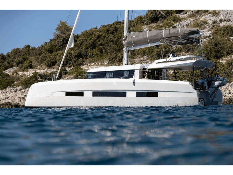 Olbia Catamaran Cabine 5  11  slaapplaatsen 12  gasten 14.63 m Lijstnummer: #11393