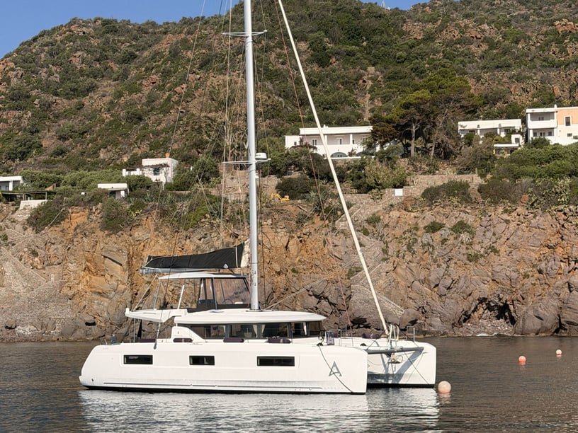 Capo d'Orlando Catamaran 4 cabin 8 berths 8 guests 13.99 m Listing Number: #11469