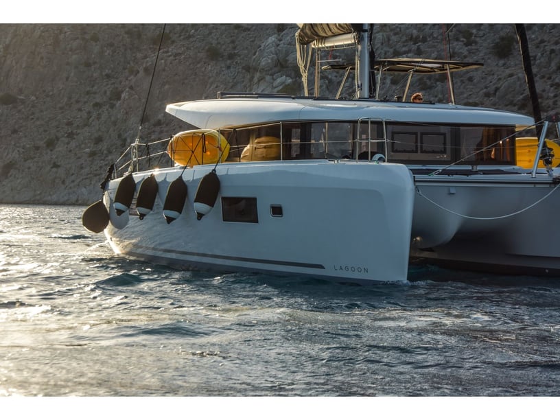 Rhodes Catamaran Cabine 6  Couchettes 12  Invités 12  12.79 m Numéro de l'annonce: #11559 3