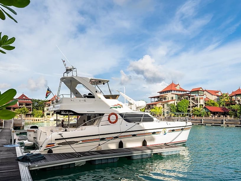 Mahé, Victoria Catamaran Cabine 3  Couchettes 6  Invités 6  12.8 m Numéro de l'annonce: #11583