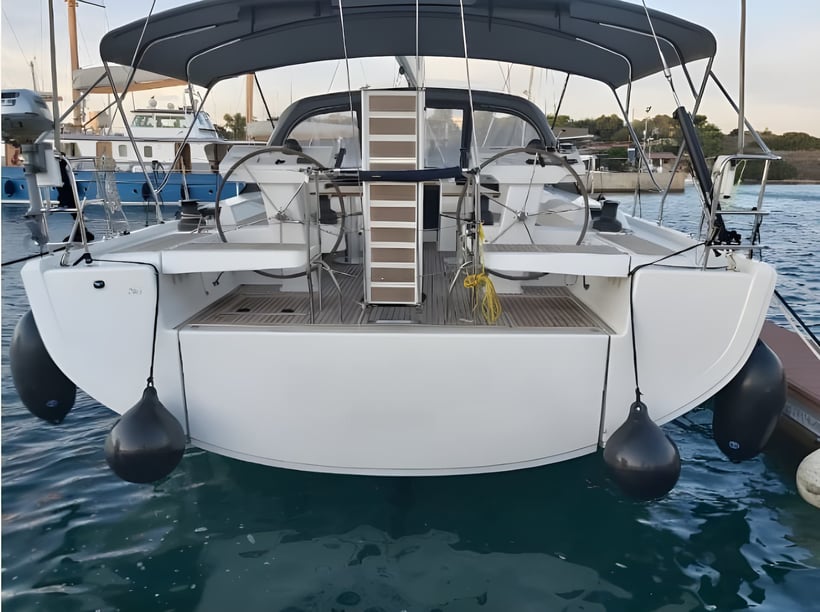 Lavrion Zeilboot Cabine 5  11  slaapplaatsen 11  gasten 16.22 m Lijstnummer: #11791