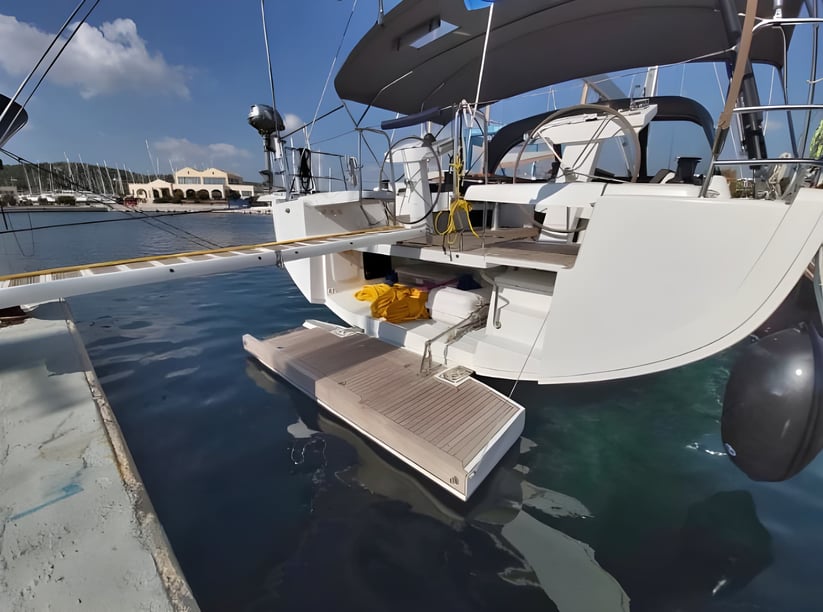 Lavrion Zeilboot Cabine 5  11  slaapplaatsen 11  gasten 16.22 m Lijstnummer: #11791 3