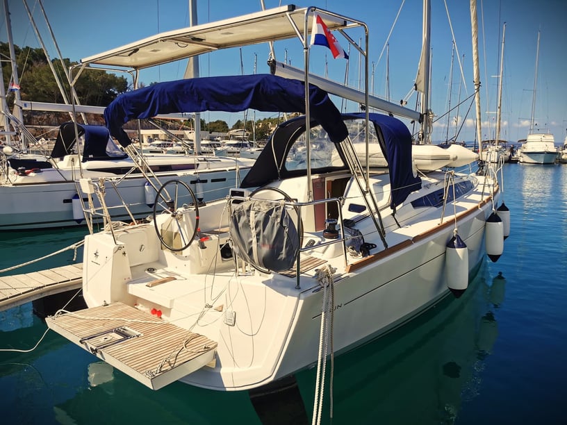 Arrastra Sailboat 3 cabin 8 berths 8 guests 10.34 m Listing Number: #11878 3