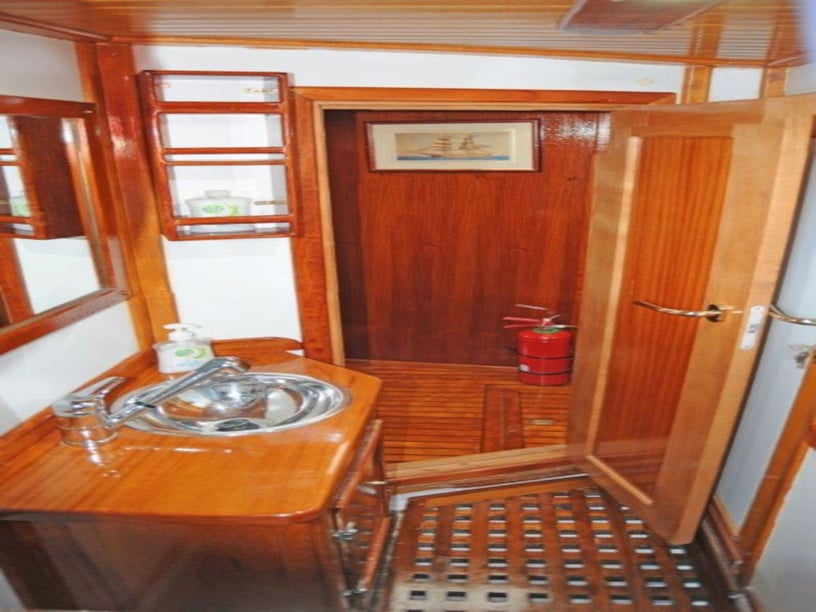 Athens Gulet 5 cabin 10 berths 10 guests 15.24 m Listing Number: #11914 5