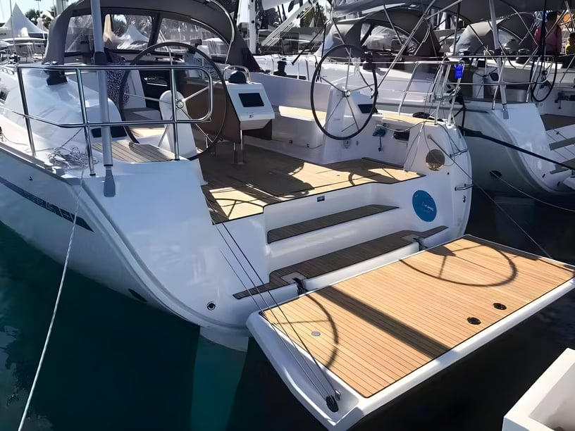 Vibo Marina Segelboot 4 Kabine 10 Liegeplätze 10 Gäste 14.2 m Nummer des Inserats: #11942