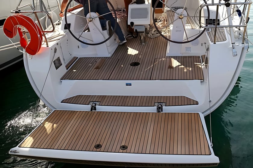 Rodas Velero Cabina 3  7  literas 7  invitados 12.35 m Número de anuncio: #11986 5