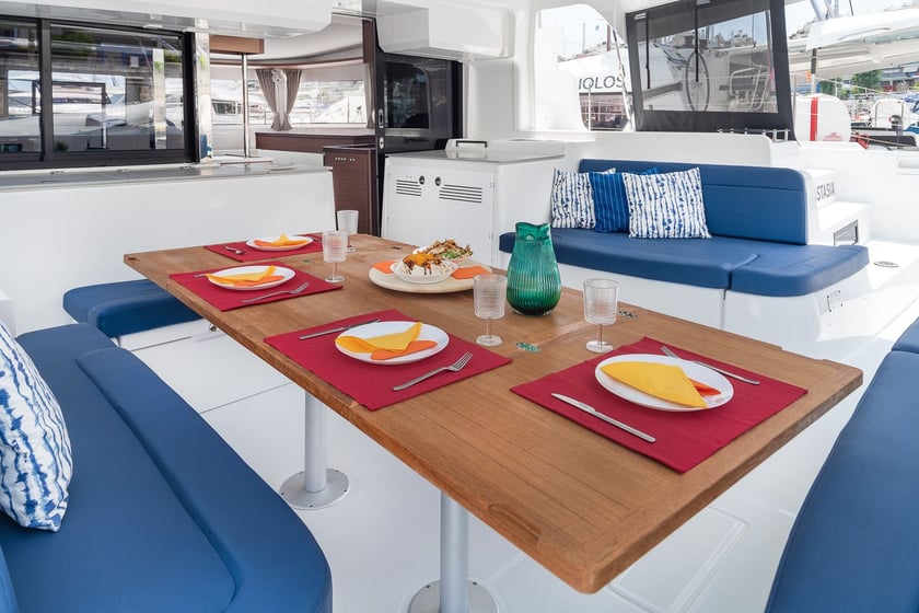 Le Pirée Catamaran Cabine 6  Couchettes 10  Invités 12  13.99 m Numéro de l'annonce: #12007 5