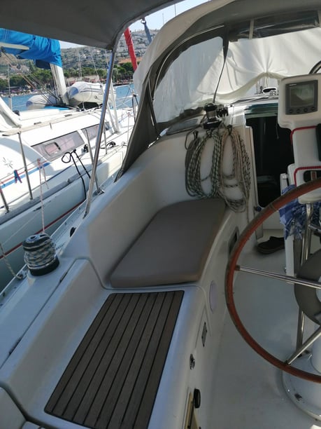 Izmir Sailboat 2 cabin 4 berths 4 guests 10.5 m Listing Number: #12078 4