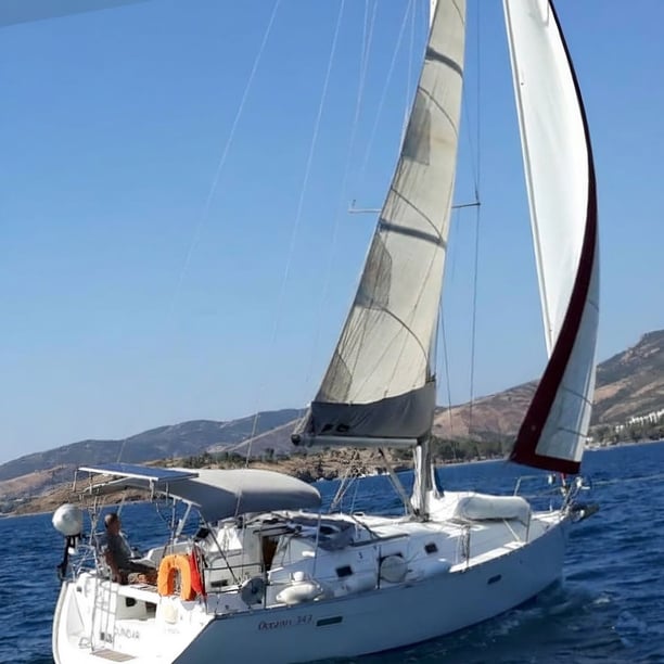 Izmir Sailboat 2 cabin 4 berths 4 guests 10.5 m Listing Number: #12078 2