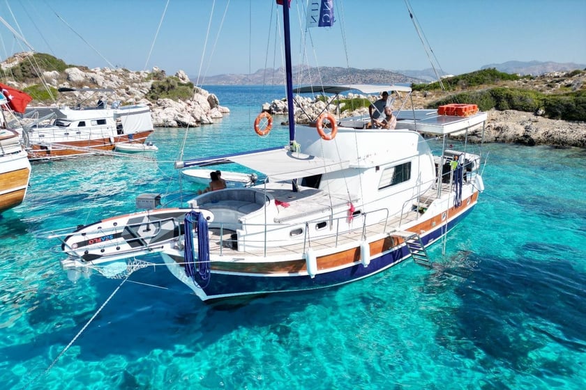 Marmaris Gulet 2 kabin Konaklama 4 kişi Seyir 8 kişi 12 m İlan No: #12344