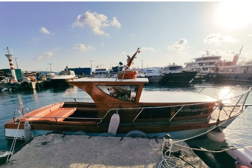 Sariyer Yacht à moteur   Invités 8  8 m Numéro de l'annonce: #12391 4