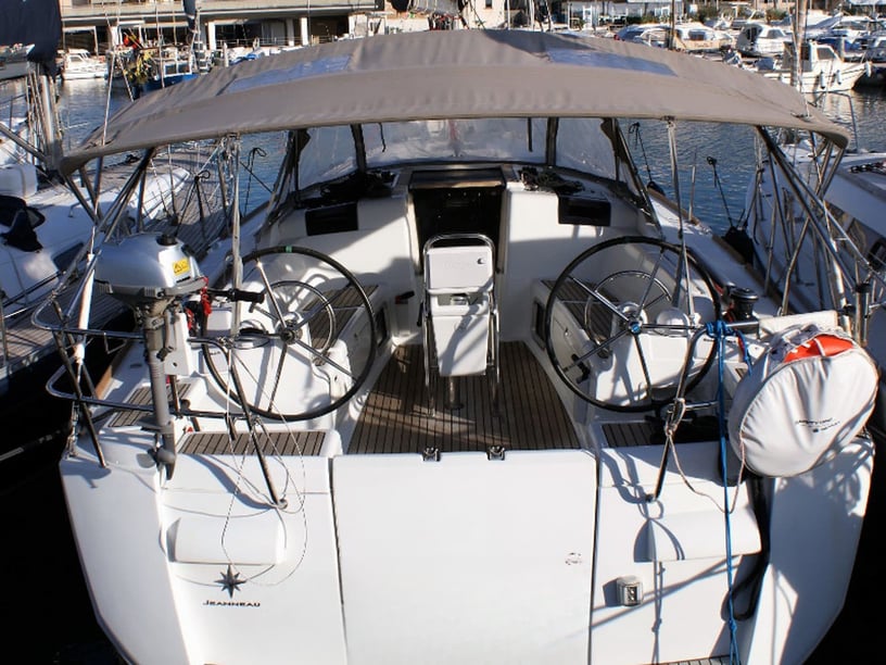 San Vincenzo Zeilboot Cabine 3  8  slaapplaatsen 8  gasten 12.34 m Lijstnummer: #1241