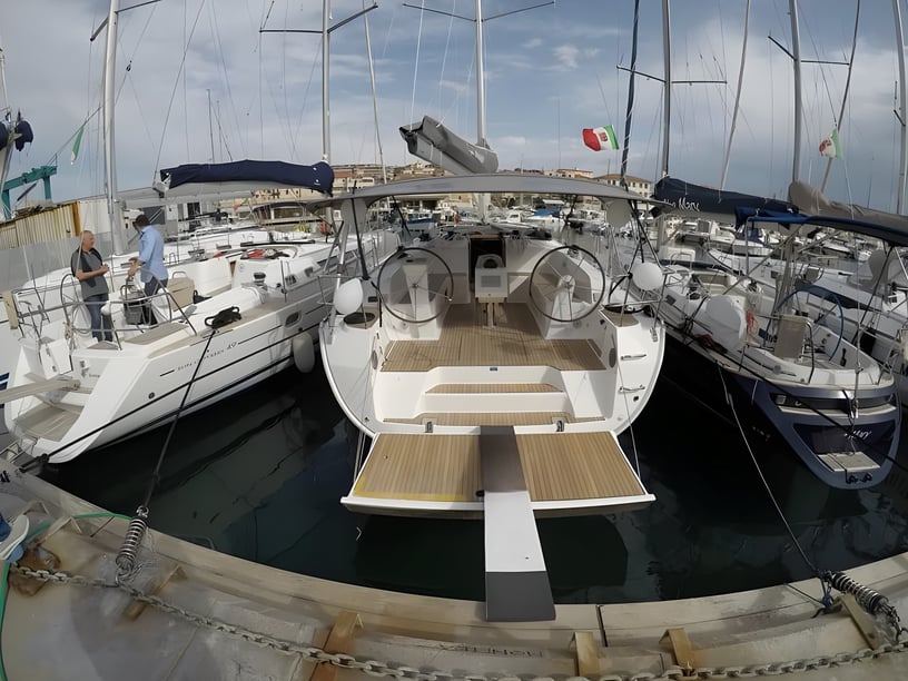 San Vincenzo Zeilboot Cabine 4  8  slaapplaatsen 8  gasten 14.27 m Lijstnummer: #1245 5