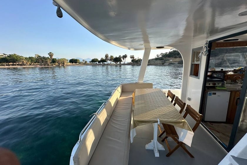 Kusadasi Motor Yacht 2 cabin 4 berths 12 guests 11.95 m Listing Number: #12521 5