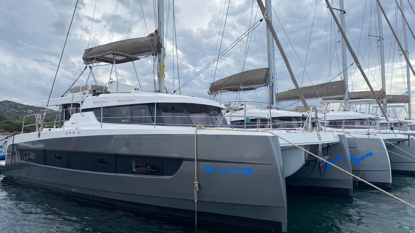 Porto Rotondo - Punta Asfodeli Catamarán Cabina 4  8  literas 8  invitados 12.33 m Número de anuncio: #12681