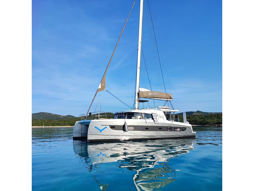 Porto Rotondo - Punta Asfodeli Catamaran Cabine 5  9  slaapplaatsen 9  gasten 12.75 m Lijstnummer: #12691