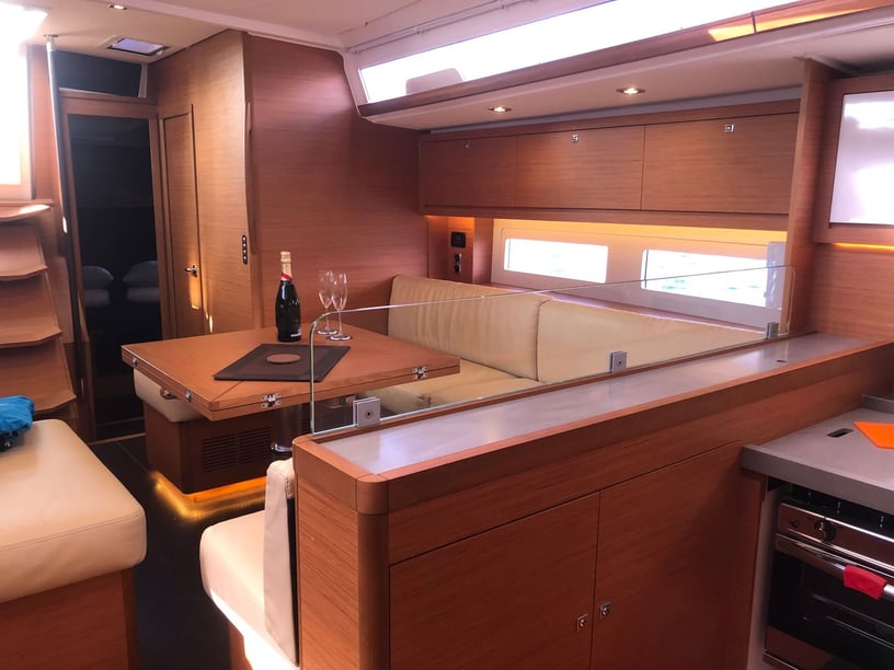 Porto Rotondo Zeilboot Cabine 5  9  slaapplaatsen 11  gasten 16.35 m Lijstnummer: #12692 3