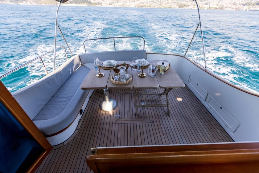 Istanbul Motorboat 1 cabin 2 berths 8 guests 11 m Listing Number: #13038 2