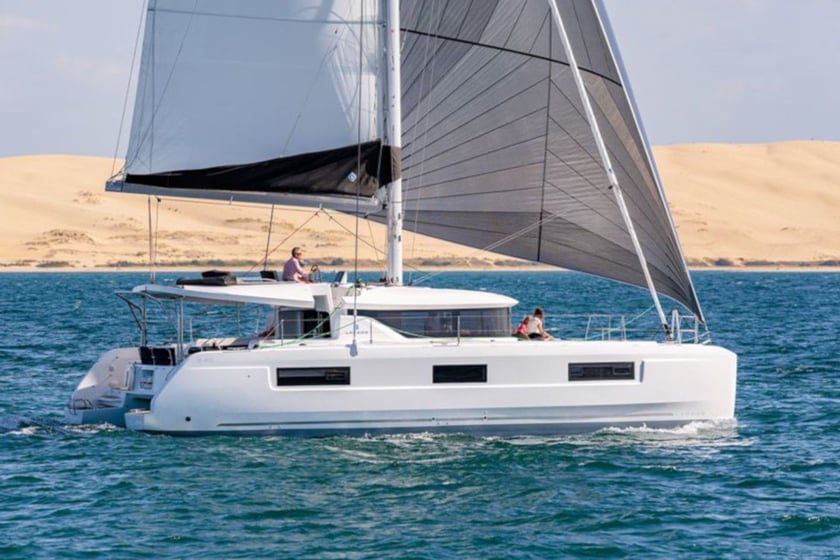 Paros Catamaran Cabine 4  Couchettes 10  Invités 12  13.99 m Numéro de l'annonce: #13434