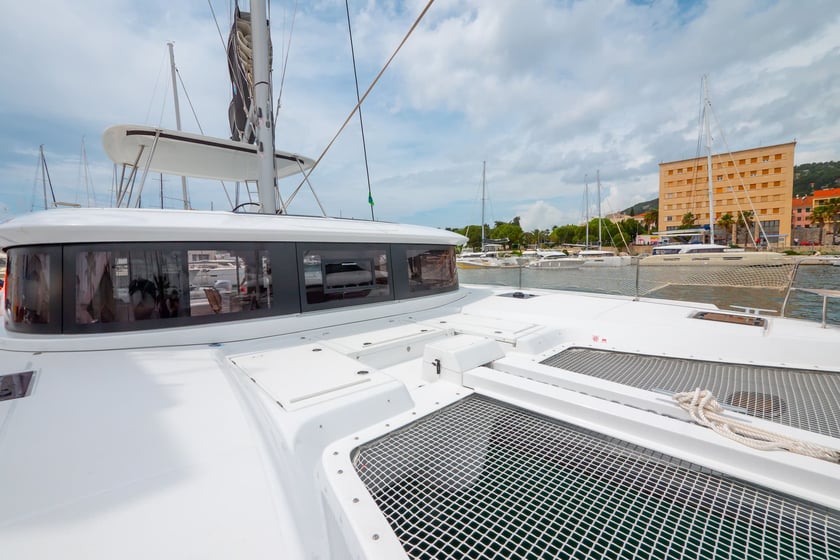 Split Catamaran 6 cabin 12 berths 12 guests 13.99 m Listing Number: #13526 5