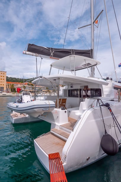 Split Catamaran 6 cabin 12 berths 12 guests 13.99 m Listing Number: #13526 3