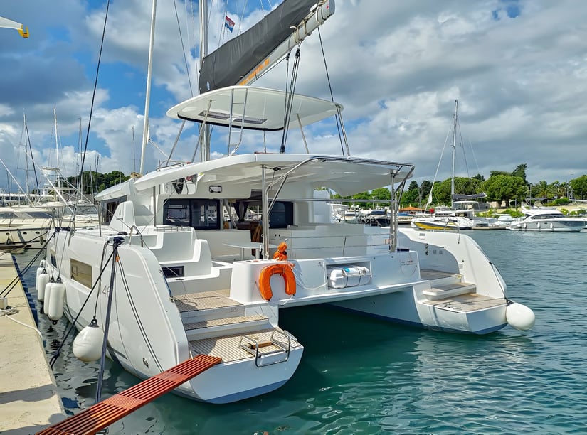 Split Catamaran 6 cabin 12 berths 12 guests 13.99 m Listing Number: #13526