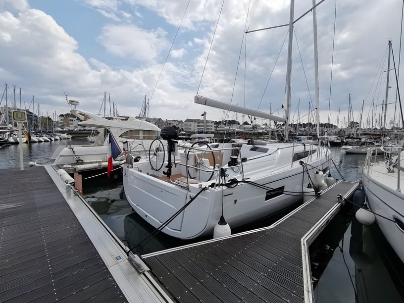 Arzon Barca a vela cabina 3  cuccette 8  8  ospiti 12.87 m Numero dell'inserzione: #13657 3