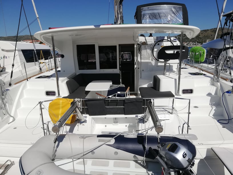 Primošten Catamarán Cabina 6  12  literas 12  invitados 11.74 m Número de anuncio: #13693 3