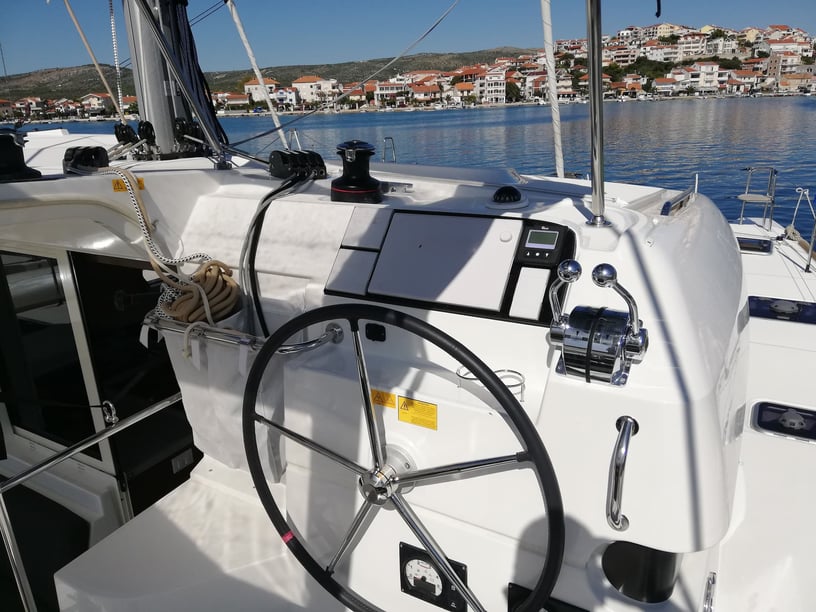 Primošten Catamarán Cabina 6  12  literas 12  invitados 11.74 m Número de anuncio: #13693 5