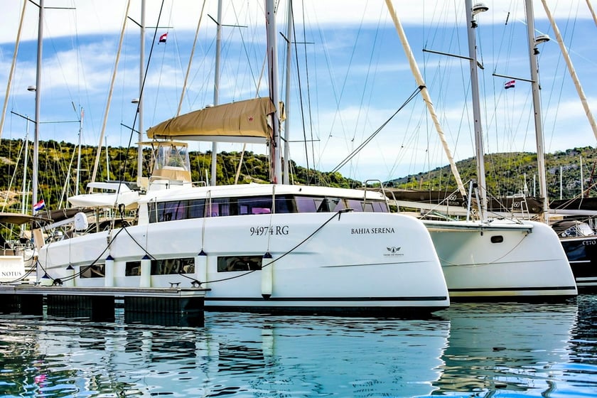 Primošten Catamarán Cabina 6  12  literas 12  invitados 14.7 m Número de anuncio: #13770