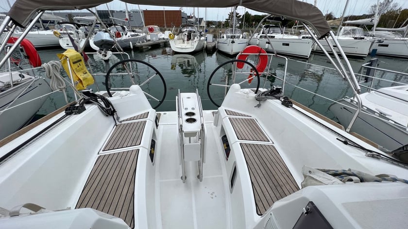 Arzon Zeilboot Cabine 3  8  slaapplaatsen 8  gasten 10.34 m Lijstnummer: #13806 4