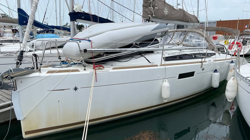 Arzon Zeilboot Cabine 3  8  slaapplaatsen 8  gasten 10.34 m Lijstnummer: #13806 2