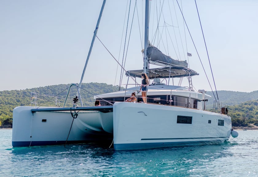 Athene Catamaran Cabine 5  10  slaapplaatsen 10  gasten 16.85 m Lijstnummer: #13816 4