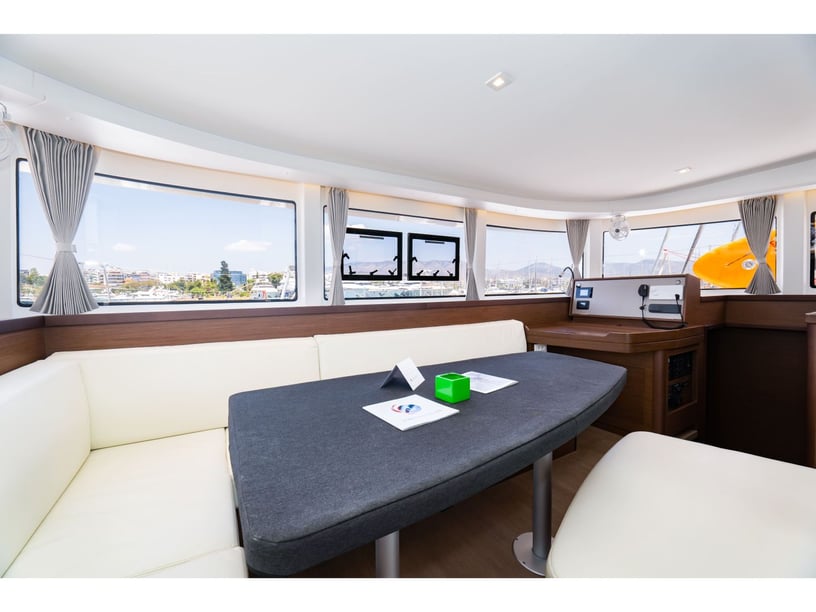 Nea Peramos - Attique Catamaran Cabine 4  Couchettes 12  Invités 12  12.94 m Numéro de l'annonce: #13826 5