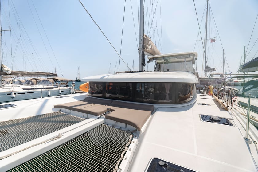 Nea Peramos - Attique Catamaran Cabine 4  Couchettes 12  Invités 12  12.94 m Numéro de l'annonce: #13826 3